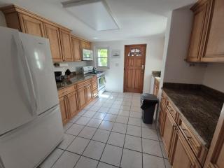 Tranquil Roomy Getaway Close to City - 1