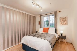 Comfy 5BDR Home - Families & Friends - 6 Sleeps - Parking - Fast WiFi - 8