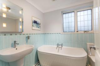 Elegant 5BDR Home, Families & Friends, 6 Sleeps, Parking, Fast Wi-Fi - 5