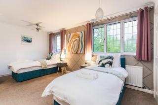 Comfy 5BDR Home - Families & Friends - 6 Sleeps - Parking - Fast WiFi - 1