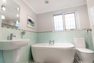 Comfy 5BDR Home - Families & Friends - 6 Sleeps - Parking - Fast WiFi - 6