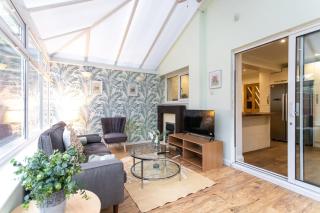 Comfy 5-Bedroom House, Families & Friends, Sleeps 6, Limited Parking - 0