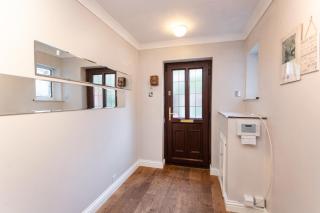 Cosy 5-Bedroom Home, Families & Friends, Sleeps 6, Parking, Free WIFI - 1