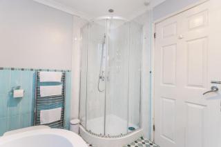 Stylish & Comfortable 5-BDR Home, Guests 6, Ideal for Contractors, Ample Parking - 6