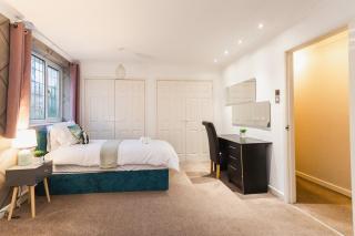 Comfy 5BDR Home - Families & Friends - 6 Sleeps - Parking - Fast WiFi - 5