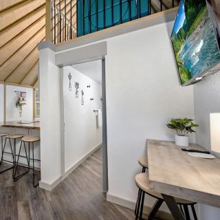 Magnolia Family Yurt Cabin - Hot Tub Loft Full Kitchen & Bath - 4