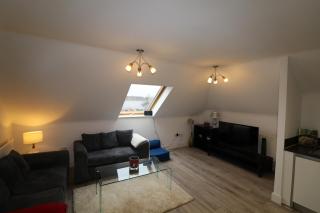 Egham Modern Two Bedroom Apartment - Egham - 0
