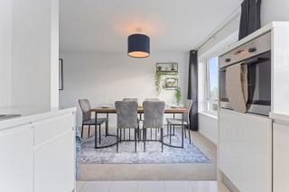 Charming 4-Bedroom Home, Guests 6, Contractors, Ample Parking - 3