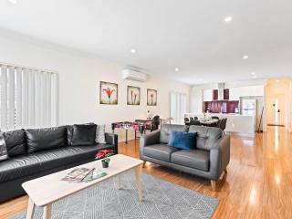 3BR 2 BTH No Stairs Aircon Big Athelstone Home - 9