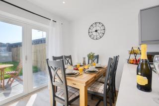Harveys Yard by Signature Stays - Hayle Luxury Beach home with parking - sleeps 6 - 7