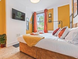 Stylish 10 Bed - Contractor Deal- Discounts - Private Parking - 1