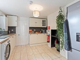 Stylish 10 Bed - Contractor Deal- Discounts - Private Parking - 2