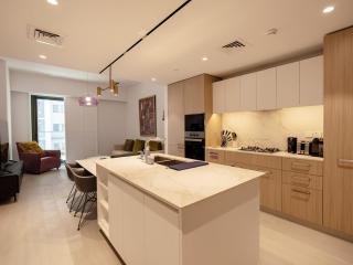 Modern Neoclassical 1BR - Berkeley Place Dubai - 5