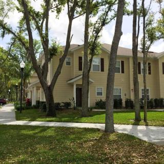 3 Bedroom townhouse in luxury Resort, sleeps 8, 10 min to Disney! - 5