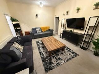 Oswaldtwistle Spacious 3 Bedroom Two Bath - 0