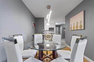 Modern 2 bedroom next to Stampede, 17th w Parking - Calgary - 7
