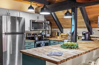 Retro A-Frame Cabin - Hot tub Firepit & Fireplace - 1