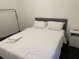 Modern Five Bed Long Stays and Contractors Welcome - 3