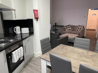 Modern Five Bed Long Stays and Contractors Welcome - Burnley - 2