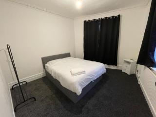 Modern Five Bed Long Stays and Contractors Welcome - Burnley - 1