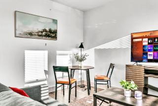 Bright 2BD 2BA Suite Gym and Pool City Center Stay - 1