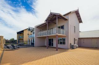 Villa with resort amenities - 7