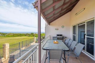 Villa with resort amenities - 1