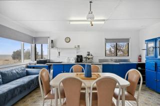 Vintage Ledge Point Beach Shack - 3