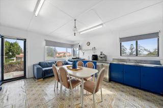 Vintage Ledge Point Beach Shack - 2