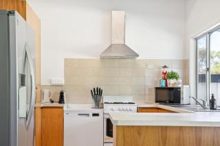 Beach Haven - light, cosy and close to the beach - 2