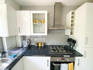Lovely 3 Bedroom Home with Garden in Luton - 1