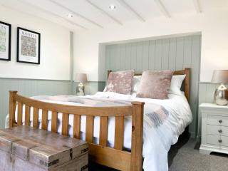 The Mews Pet Friendly and Parking - Petworth - 5