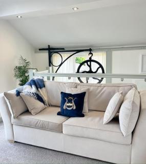 The Mews Pet Friendly and Parking - Petworth - 9