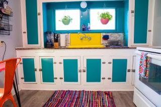 The Bluebird Cottage Style Cabin with Hot Tub near Turner Falls and Casinos - 1