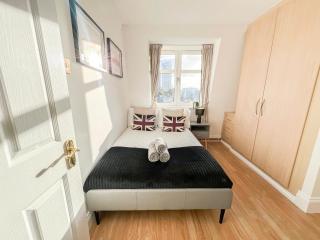 Cosy 3 Bedroom 2 Bathroom flat in Borough with Lift access and clear view of The Shard - 4