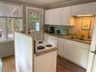 Cozy cottage among trees - close to PDX - 2