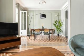 Spacious Stylish 4-bedroom Modernist Apartment - Barcelona - 7