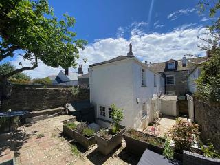 Central, 10min walk to beach with off-road parking - Falmouth - 0