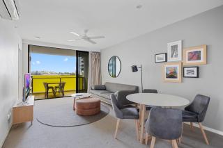 54Q Abnb-Style Apt Discover Riverside Bliss with Pool and Free Parking near Portside - 9