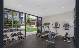 54Q Abnb-Style Apt Discover Riverside Bliss with Pool and Free Parking near Portside - 5
