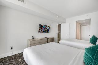 Beachside Stay with Stunning Ocean Views - Hollywood - 1