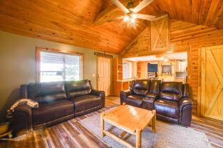 Private Lake and Dock Log Cabin, 2 Mi to Clay! - - 5