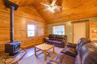 Private Lake and Dock Log Cabin, 2 Mi to Clay! - - 6