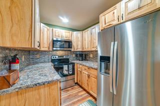 Private Lake and Dock Log Cabin, 2 Mi to Clay! - - 3