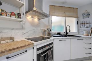 Family-Friendly Beach apartment with Sea View and Terrace - 9