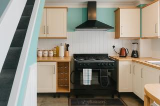 Modern 3 Bedroom Home, Free Parking, Ideal for Work and Family Stays - 4