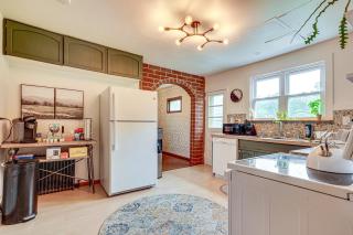 Charming Gardiner Home w/ Yard & Sunroom - 5