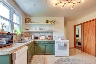Charming Gardiner Home w/ Yard & Sunroom - 4