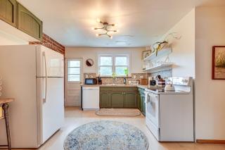 Charming Gardiner Home w/ Yard & Sunroom - 6