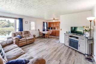 Waterfront Retreat with Dock and Yard in Reed City! - Reed City - 6
